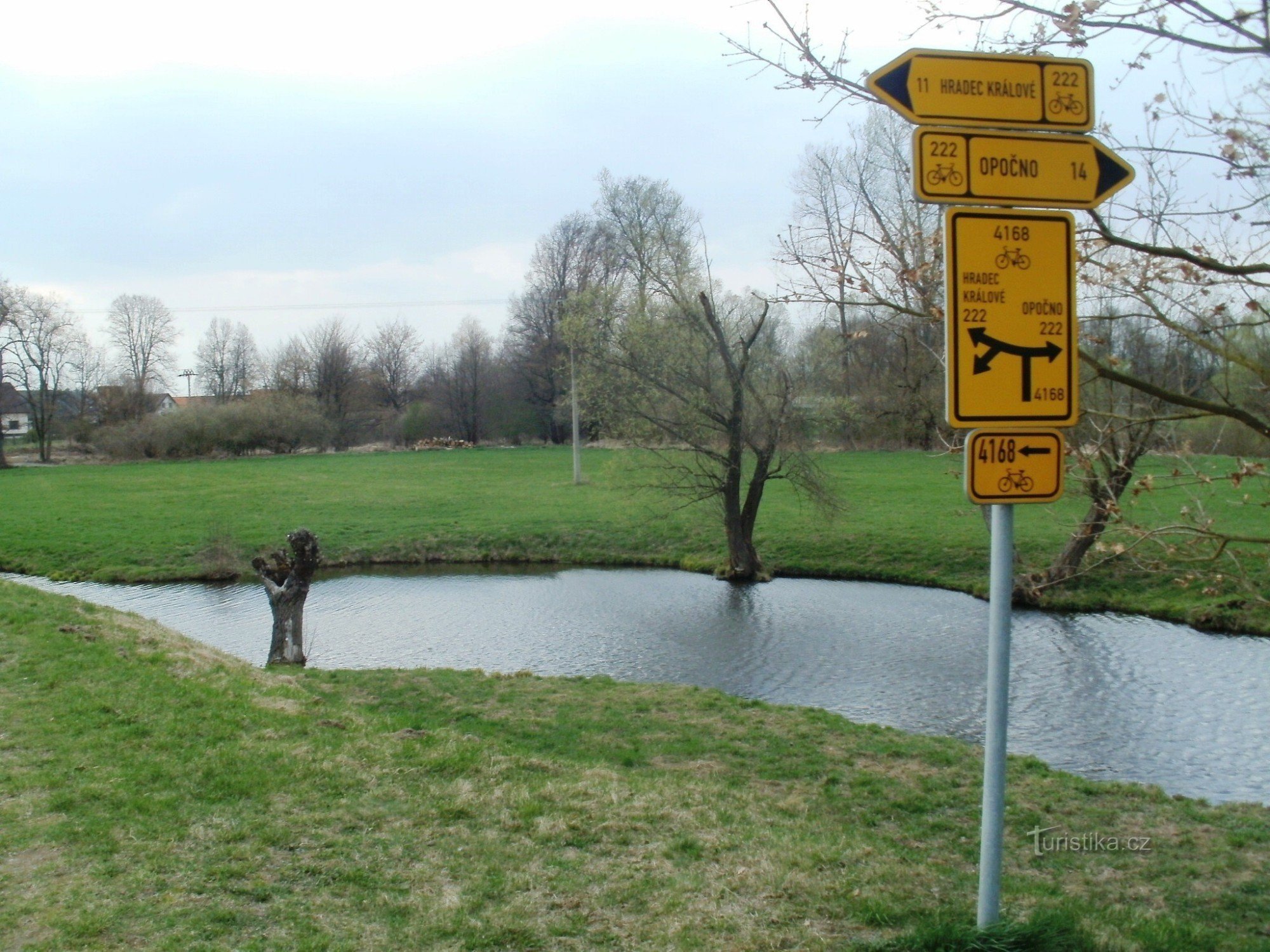 Fahrradwegweiser Krňovice in der Nähe des Freilichtmuseums