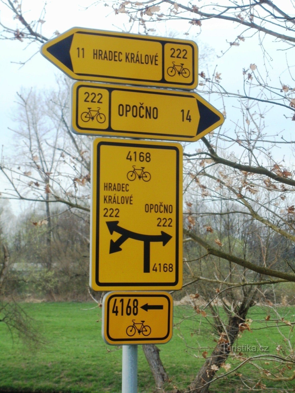 Fahrradwegweiser Krňovice in der Nähe des Freilichtmuseums