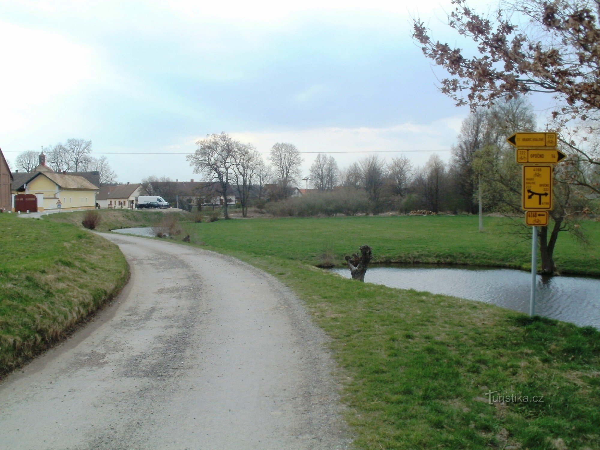 rowerowy drogowskaz turystyczny Krňovice w pobliżu skansenu