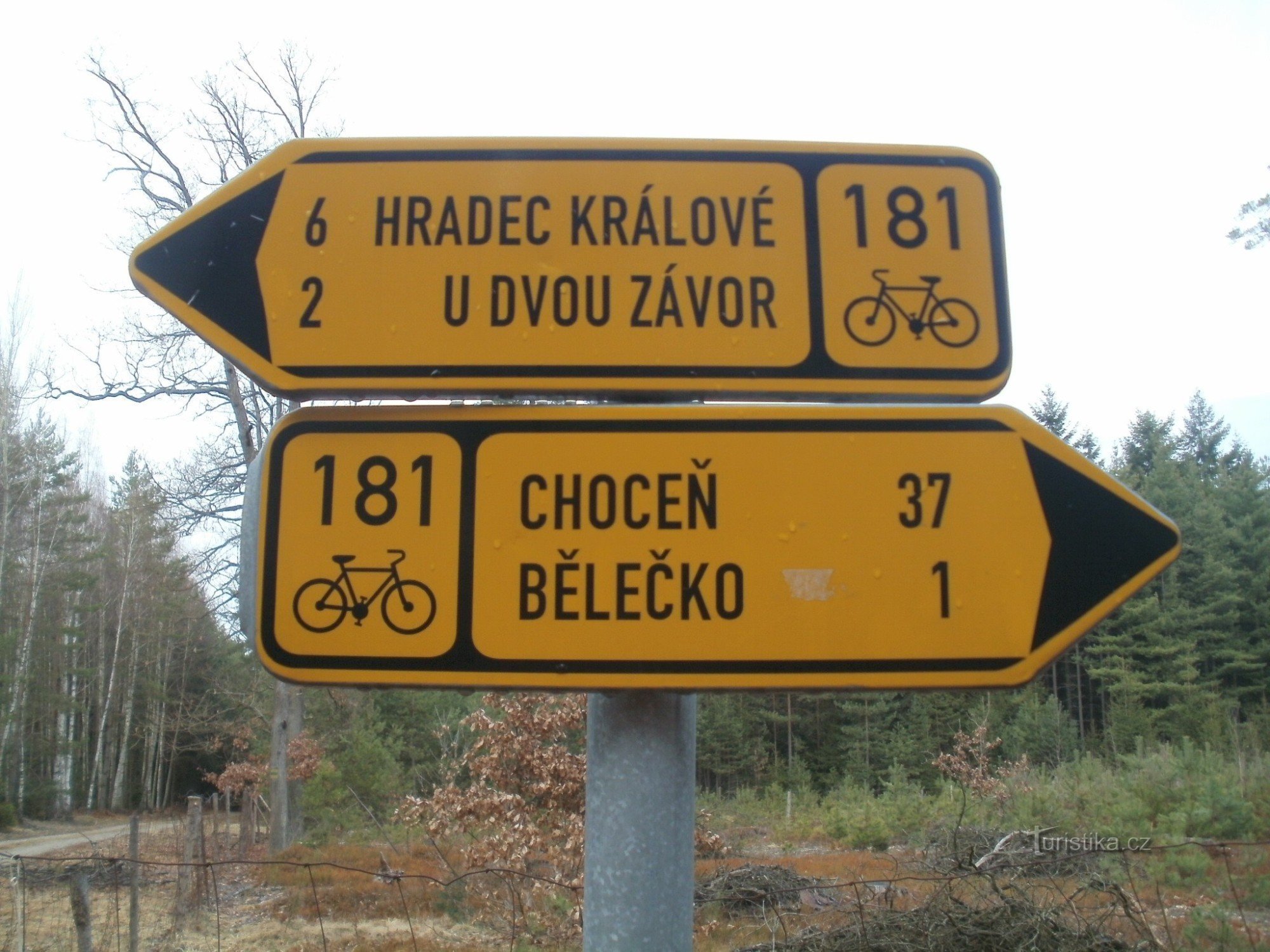 placa de sinalização turística de bicicleta em Hradečnica