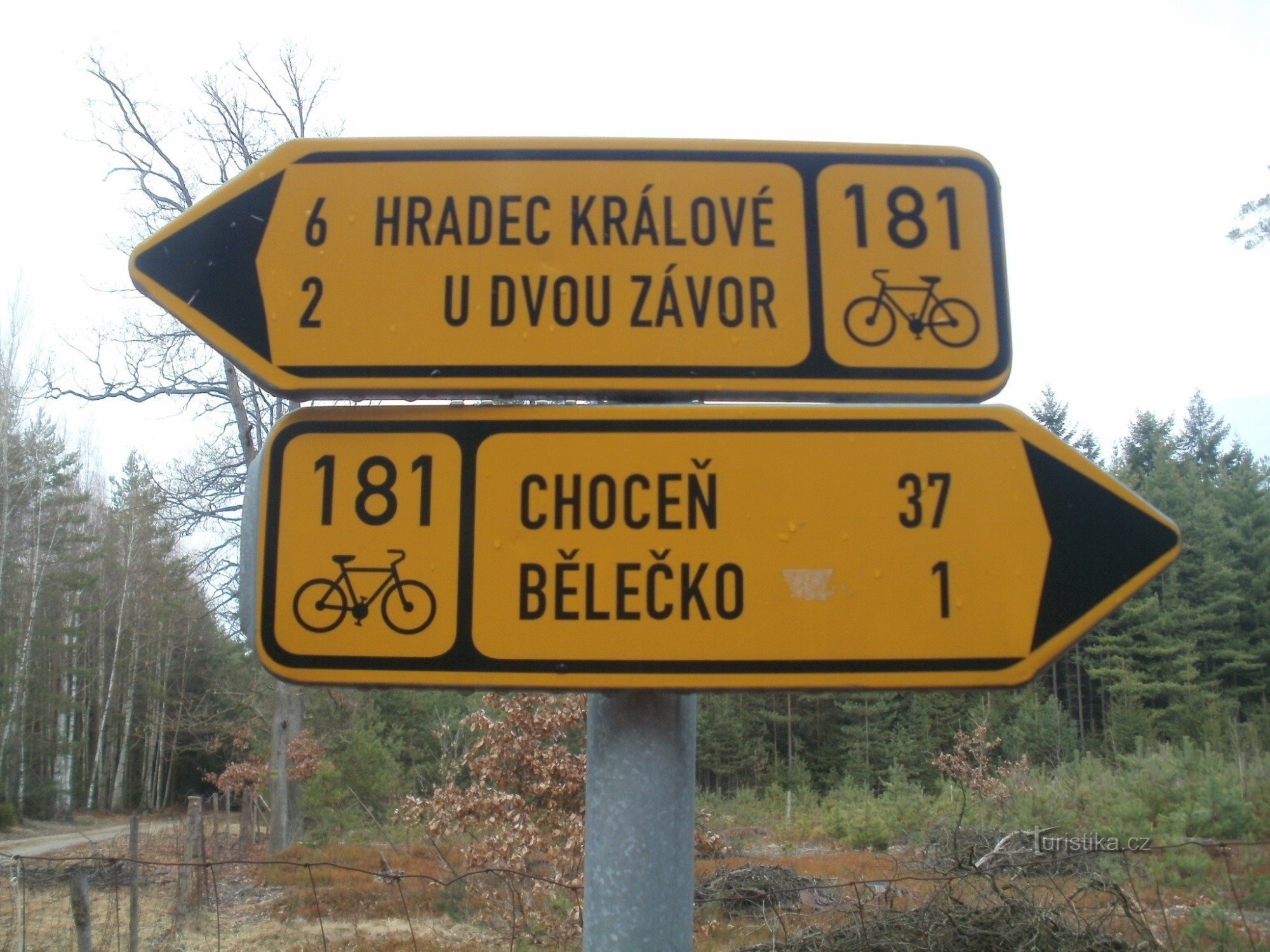 fiets toeristische wegwijzer in Hradečnica