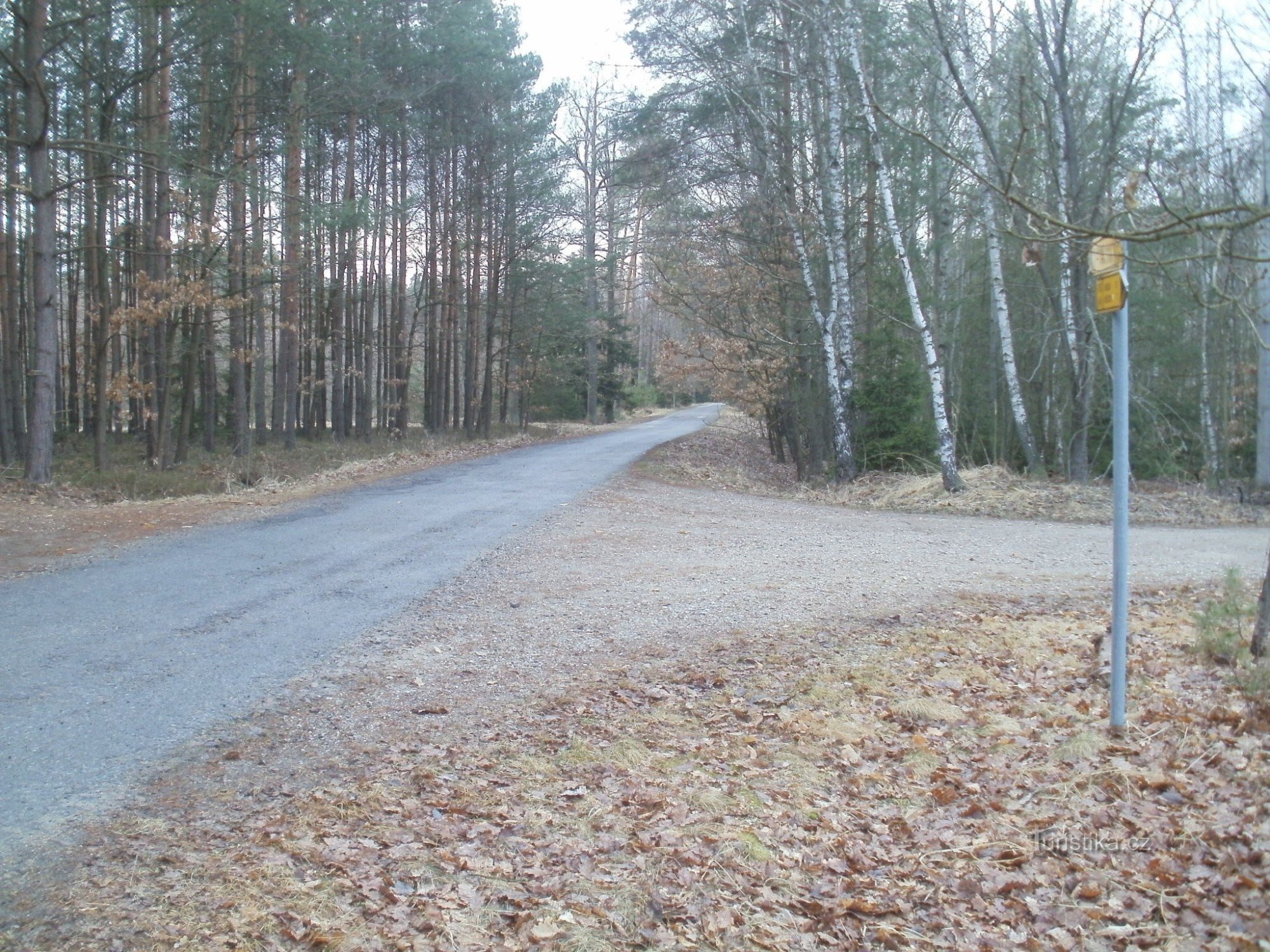 placa de sinalização turística de bicicleta em Hradečnica