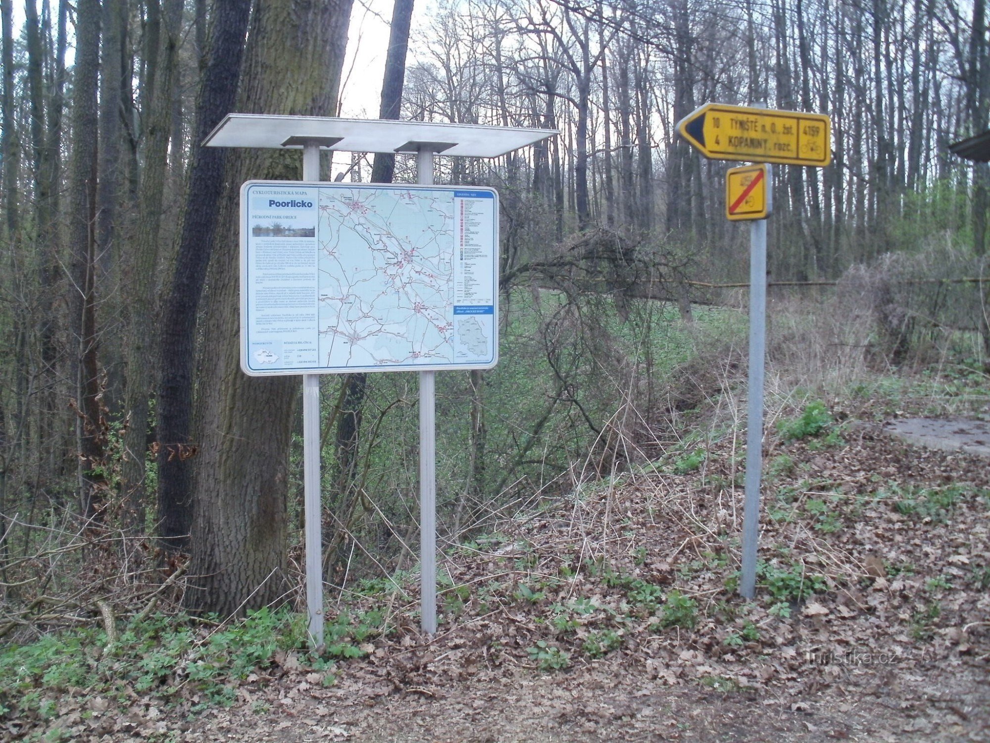 cycle tourist signpost Petrovice - railway line