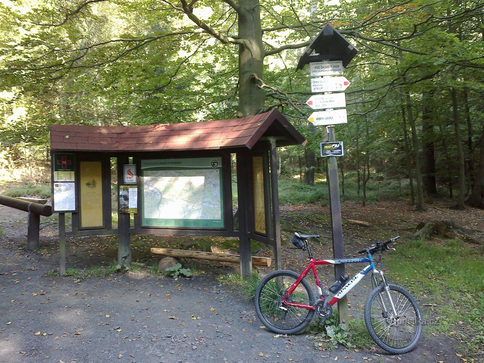 Cykeltur till Sachsen till Weifbergs utsiktsplats och klippbron Bastei.