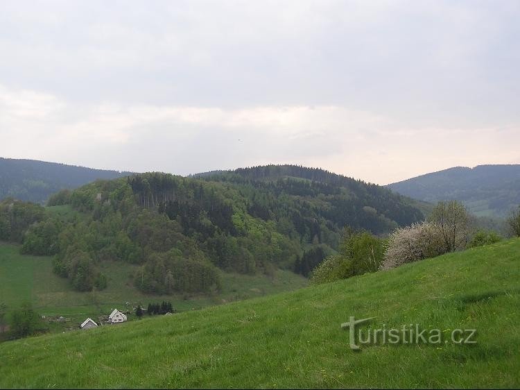 Ďáblův kopec de Janov u Kr.: Ďáblův kopec domina a aldeia vizinha de Petrovice em Sl.
