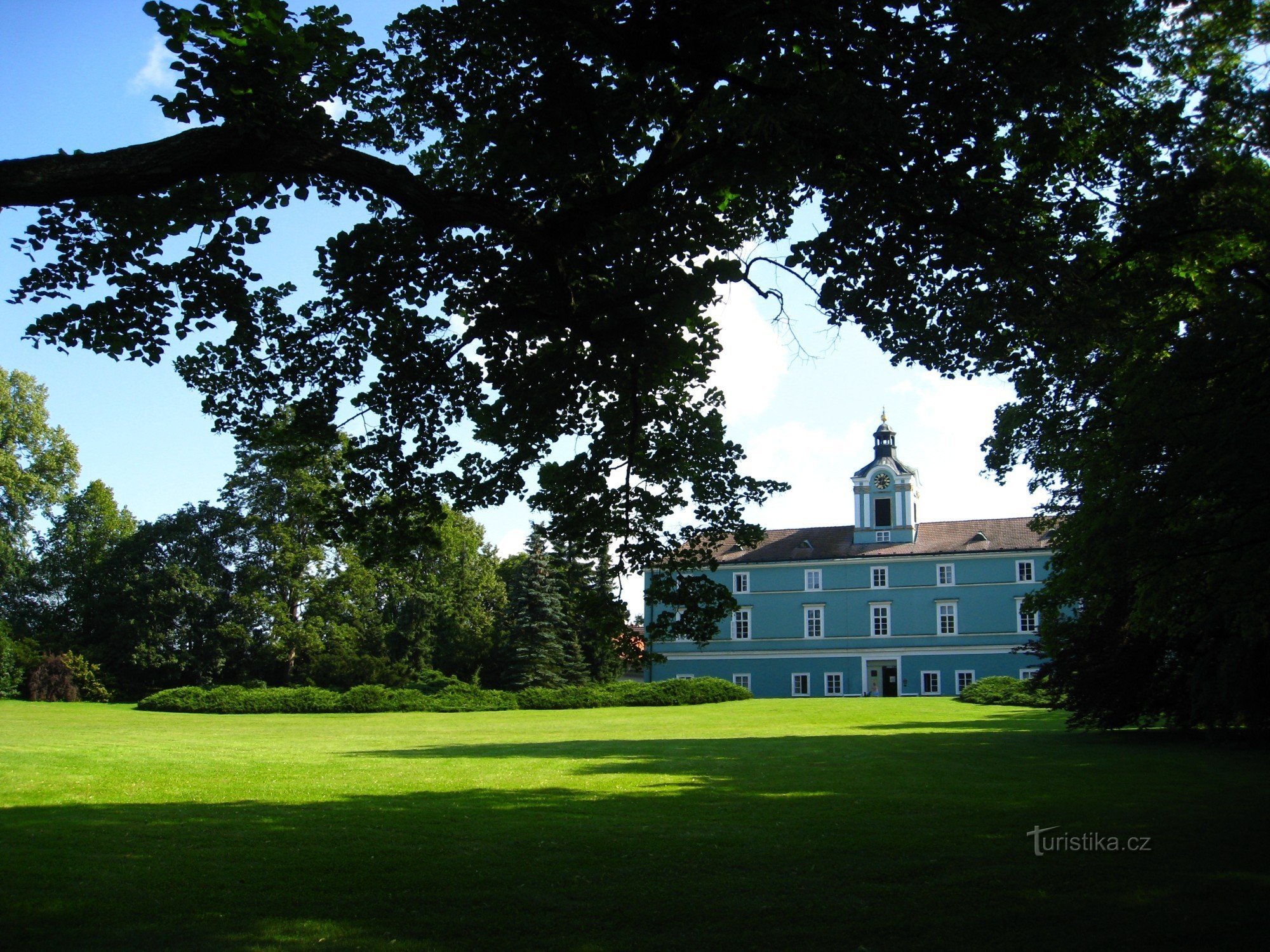 Dačice - vista del castillo desde el parque