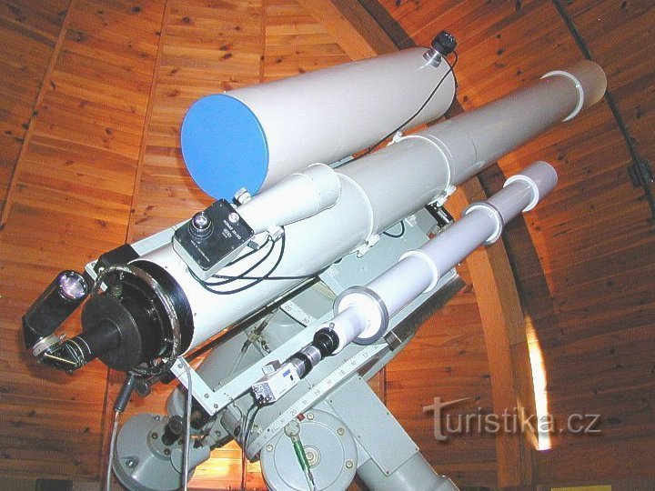 ドーム内の望遠鏡