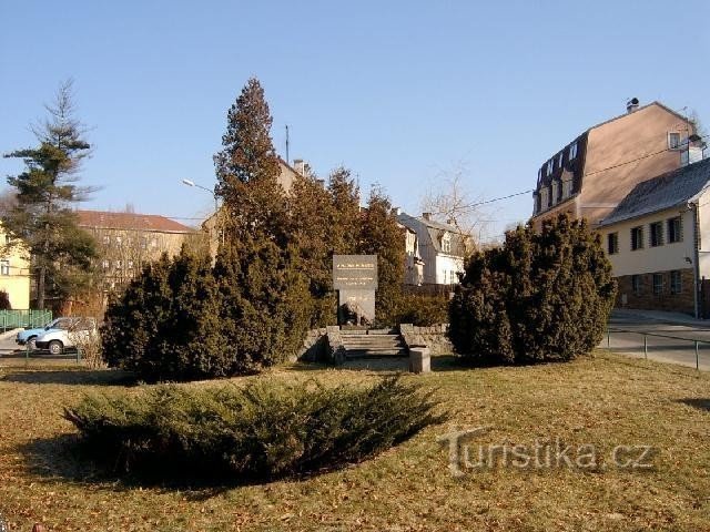 Dalovice 3: Monumento a los caídos y martirizados