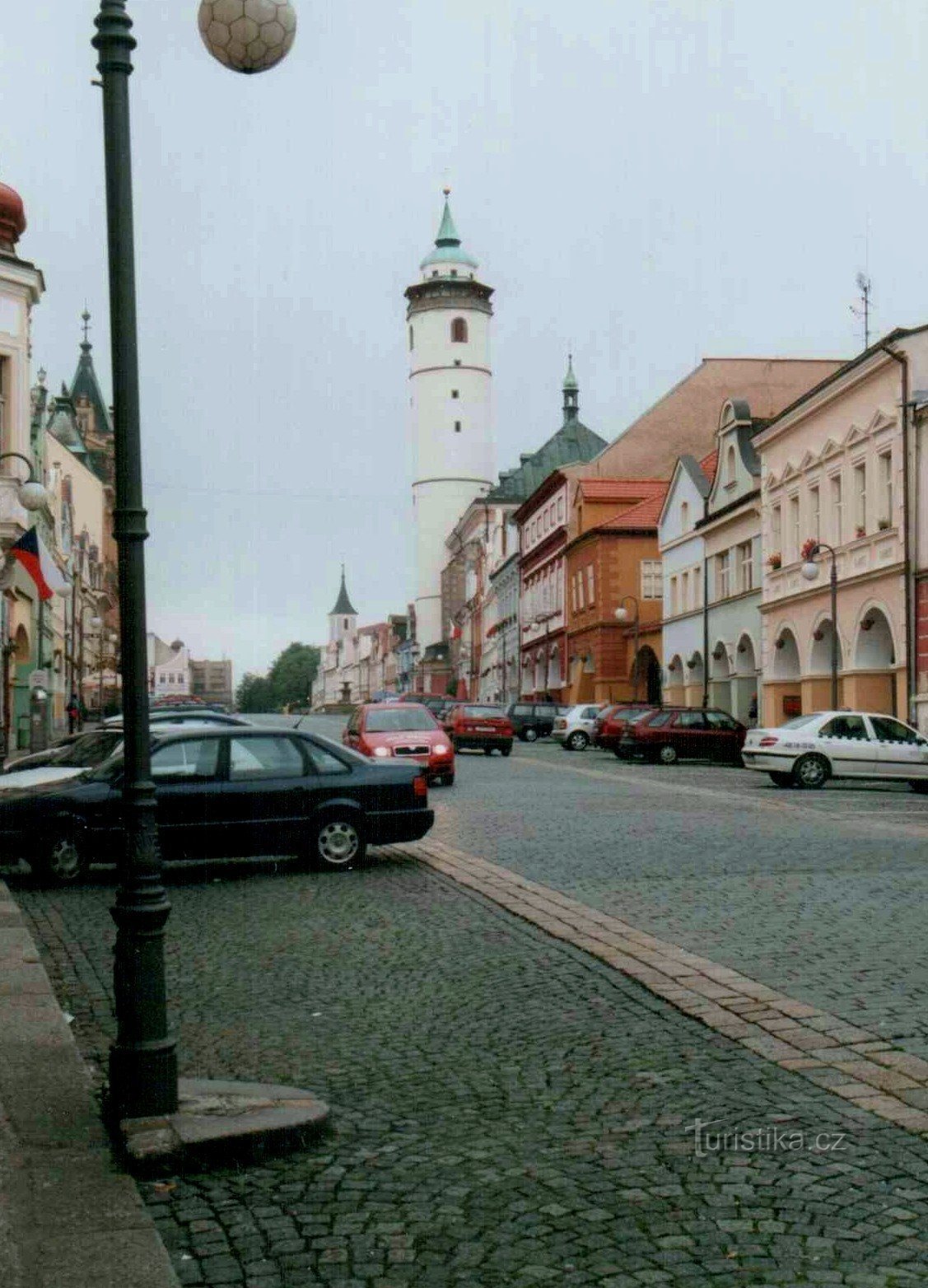 进一步证明 Domažlice 的塔是倾斜的