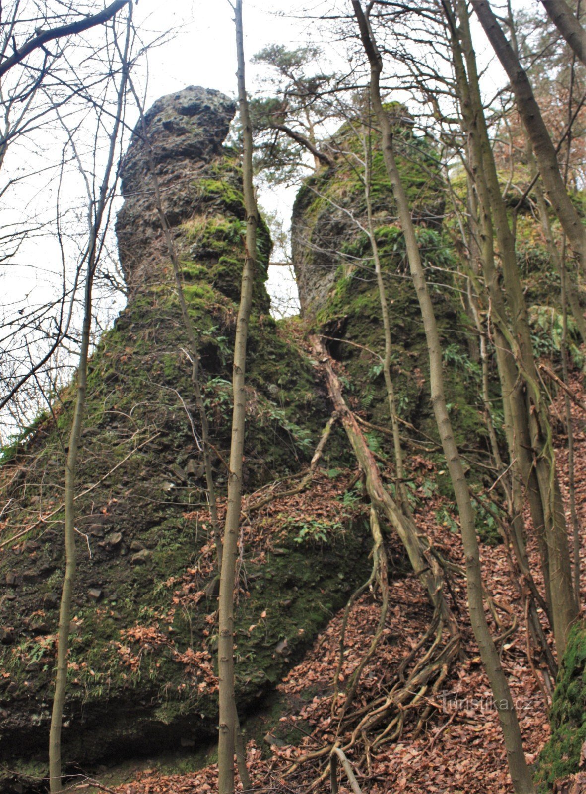 Andra klippformationer på sluttningen av dalen nära Krkatá báby