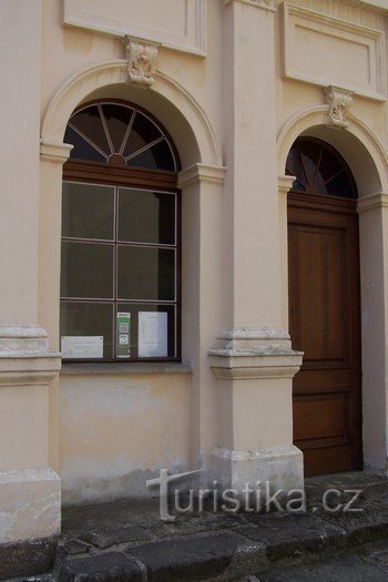 Dedail dveří a okna u předsíně synagogy