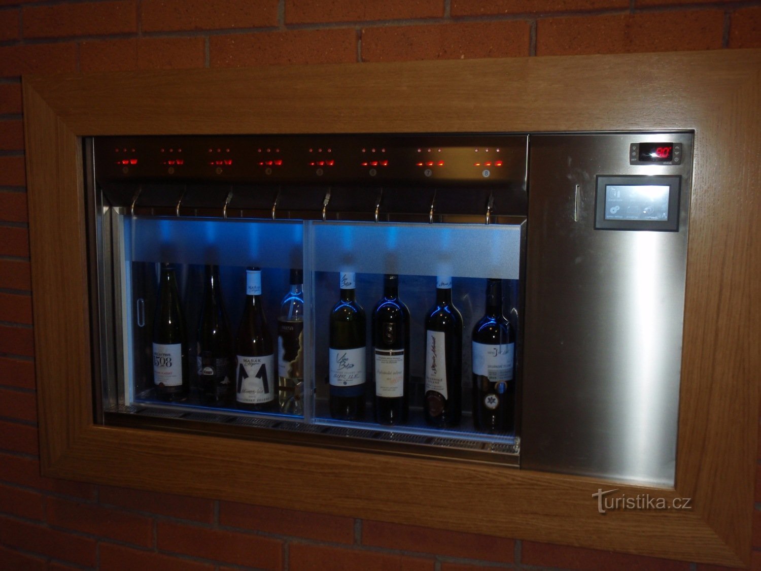maszyna do degustacji w piwnicach hotelu Skanzen w Modré