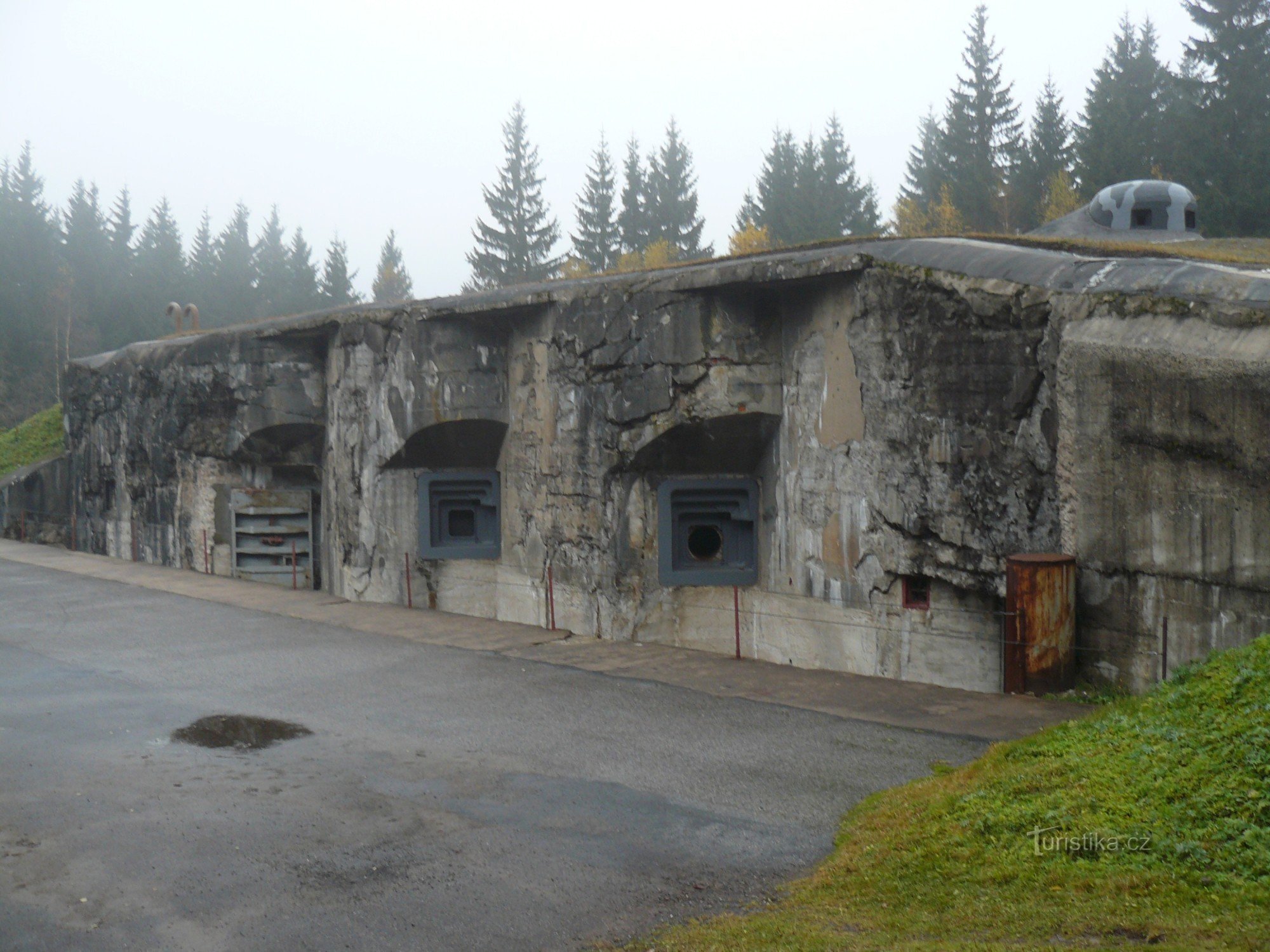 Blockhaus d'artillerie où devaient se trouver les trois obusiers de 100 mm