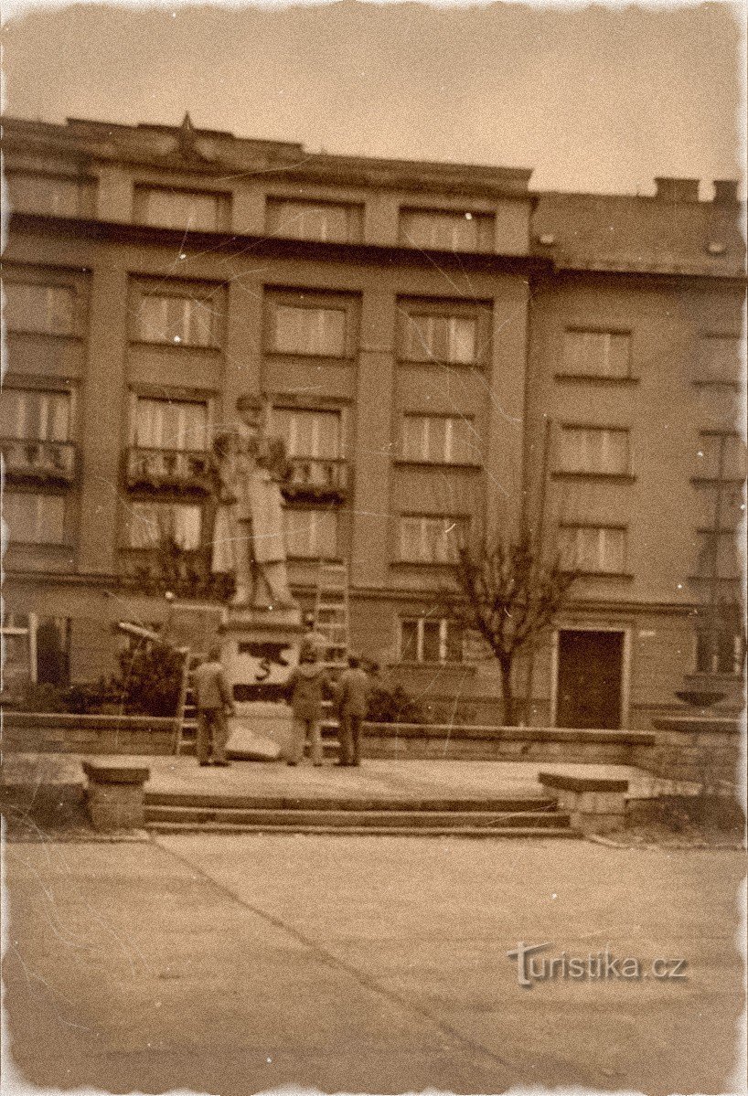 Desmontando a estátua