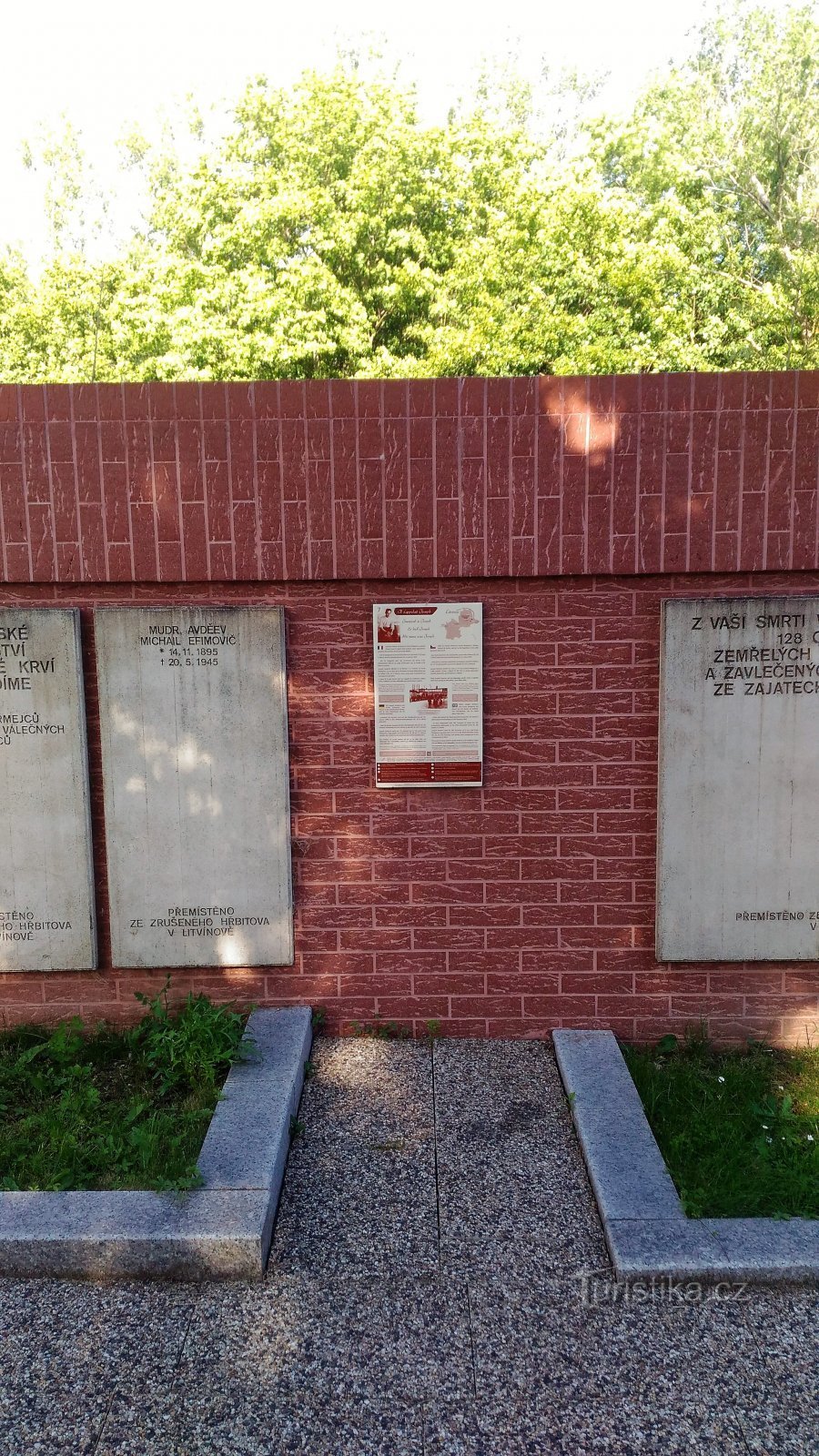plaquette op de begraafplaats in Litvínov
