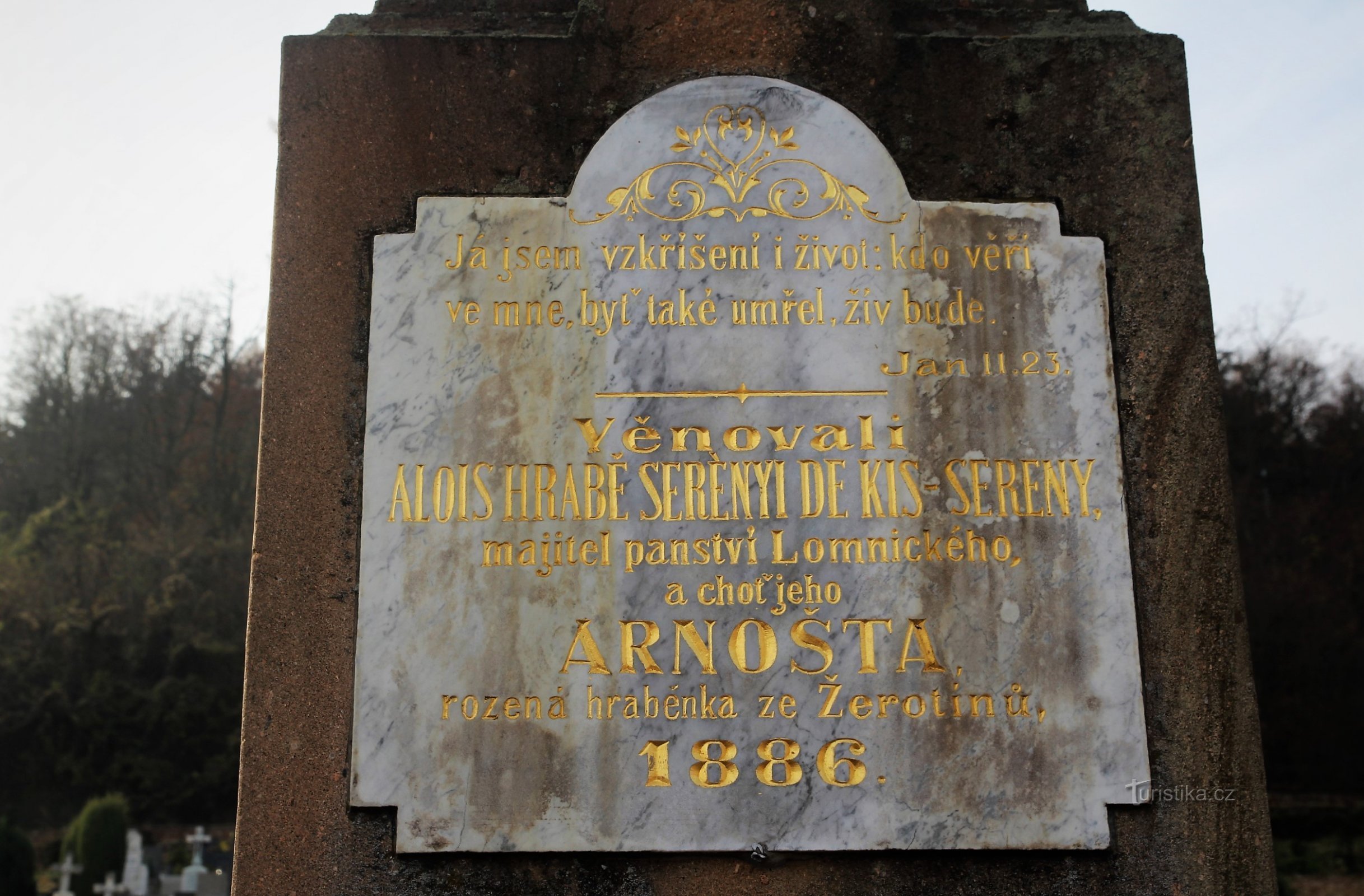 Plaque avec une inscription sur la croix