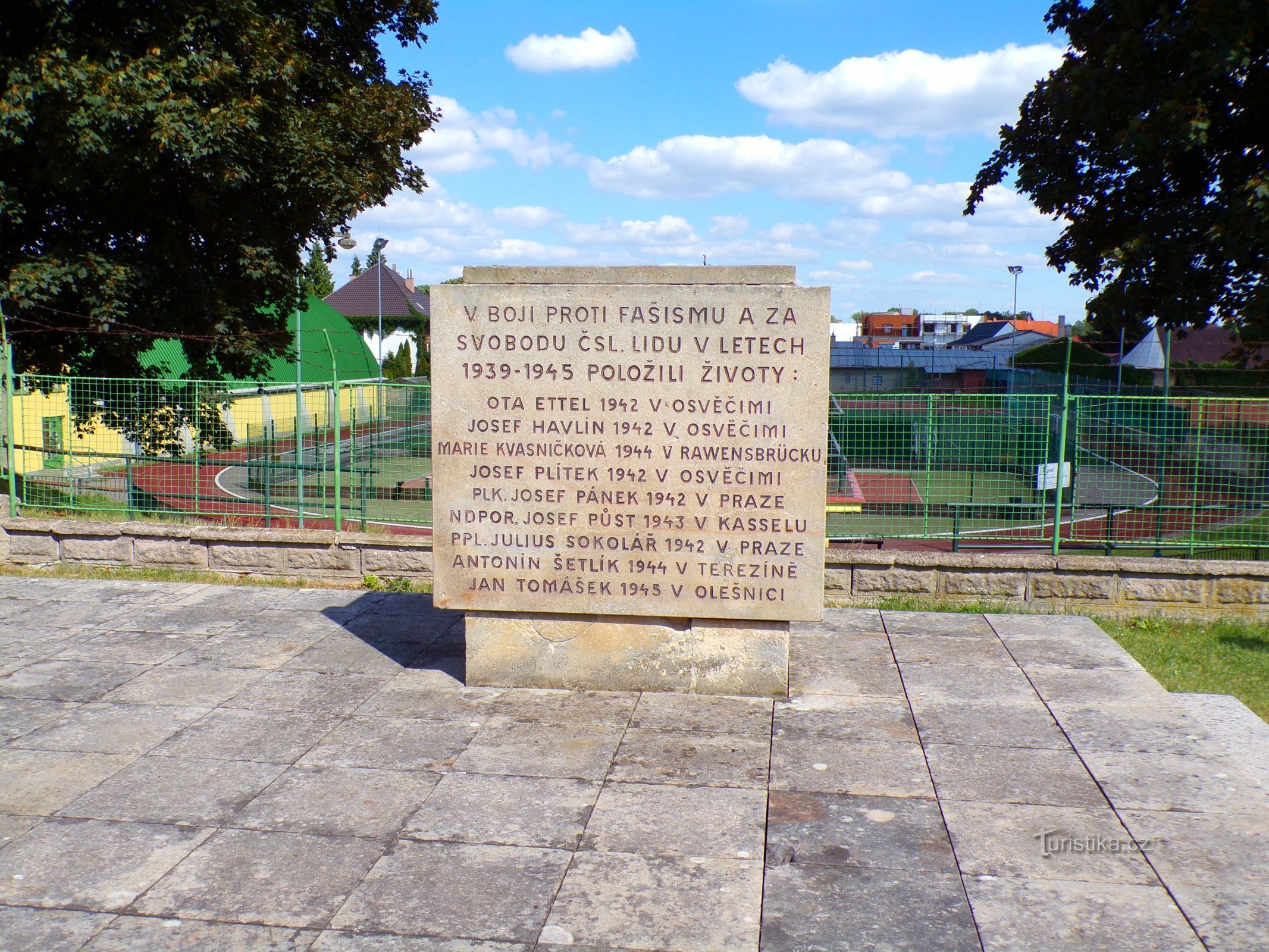 Gedenktafel mit den Namen der Opfer des Zweiten Weltkriegs (Chlumec nad Cidlinou, 2. Juli 2.7.2022)