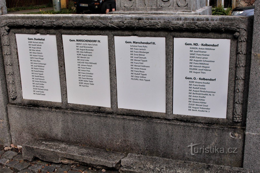 Una targa con i nomi dei caduti