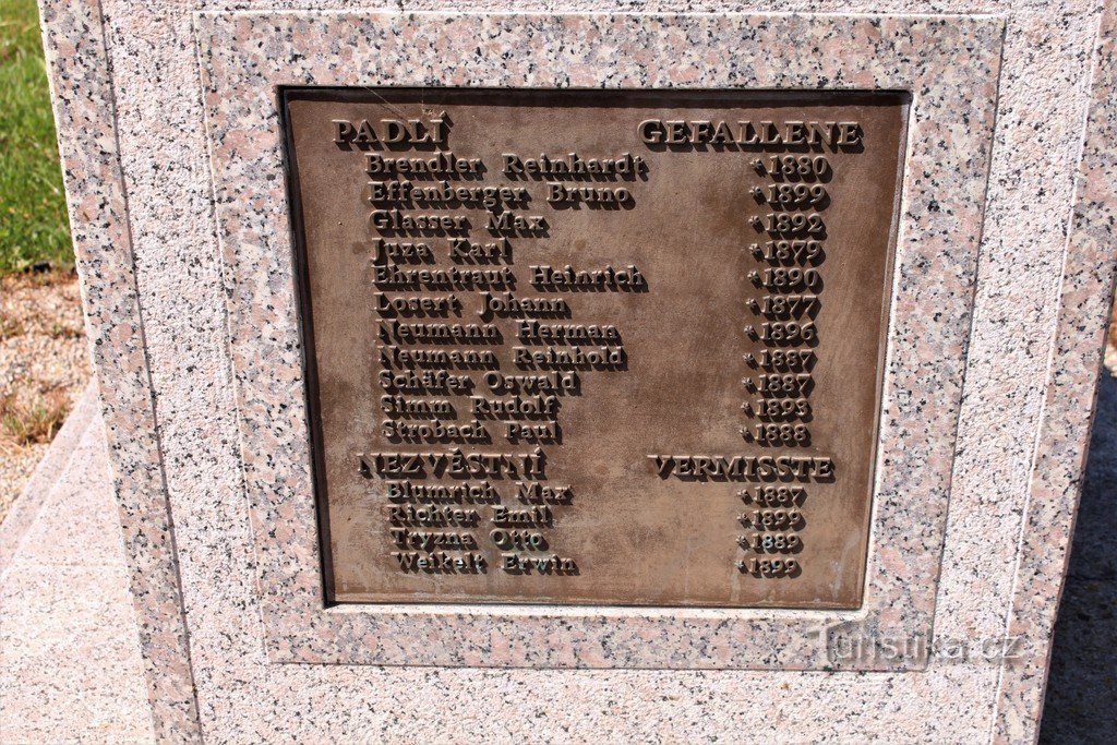 Une plaque avec les noms des morts