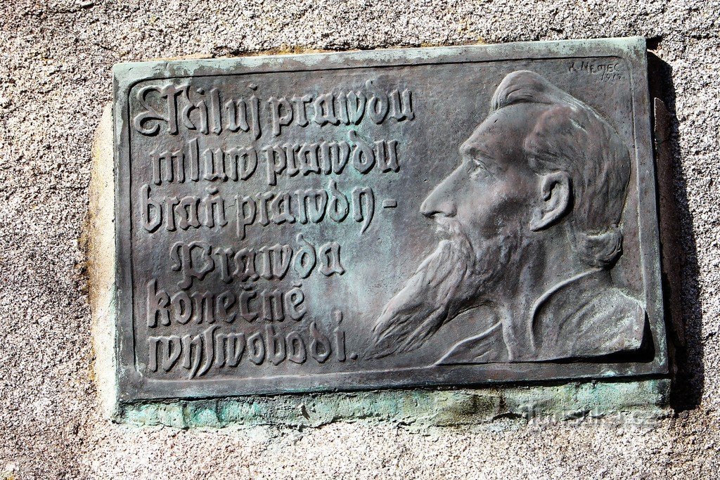 A plaque at the top of the monument
