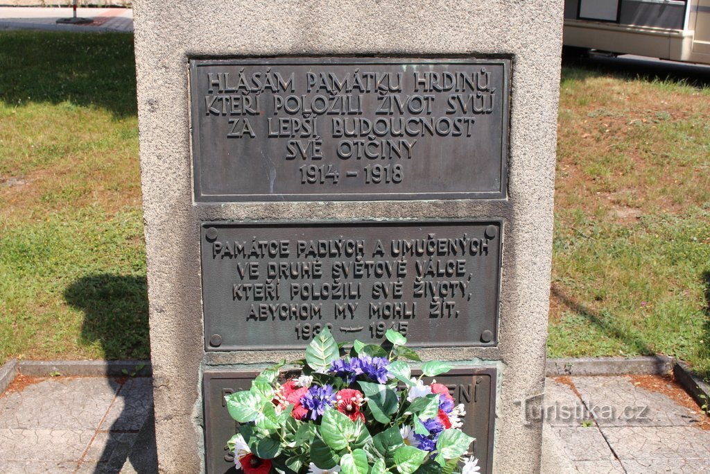 Plaques sur le monument aux victimes des guerres mondiales