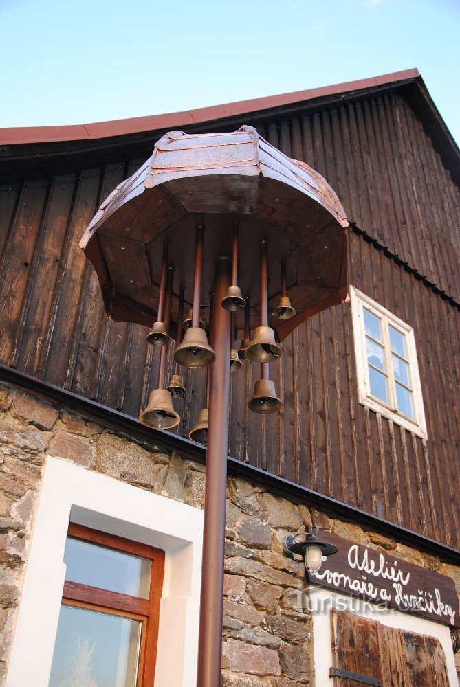 Dešten Carillon, φωτογραφικό αρχείο Studio του κωδωνοκρουστού και του αγγειοπλάστη Deštná