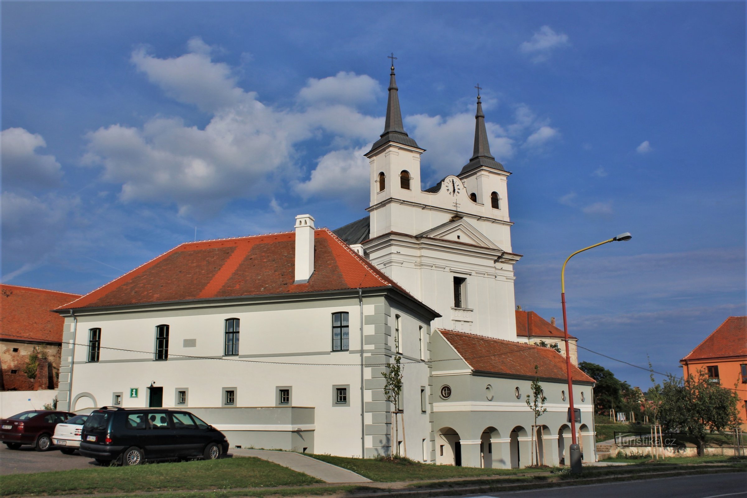 Detail van de gebouwen van het oude stadhuis, daarachter de kerk van de heilige drie-eenheid