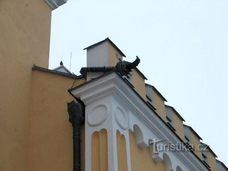 Detalle de la gárgola en el techo del castillo