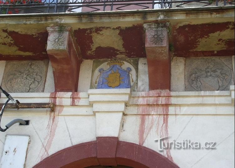 Detalle de escudos de armas sobre la puerta