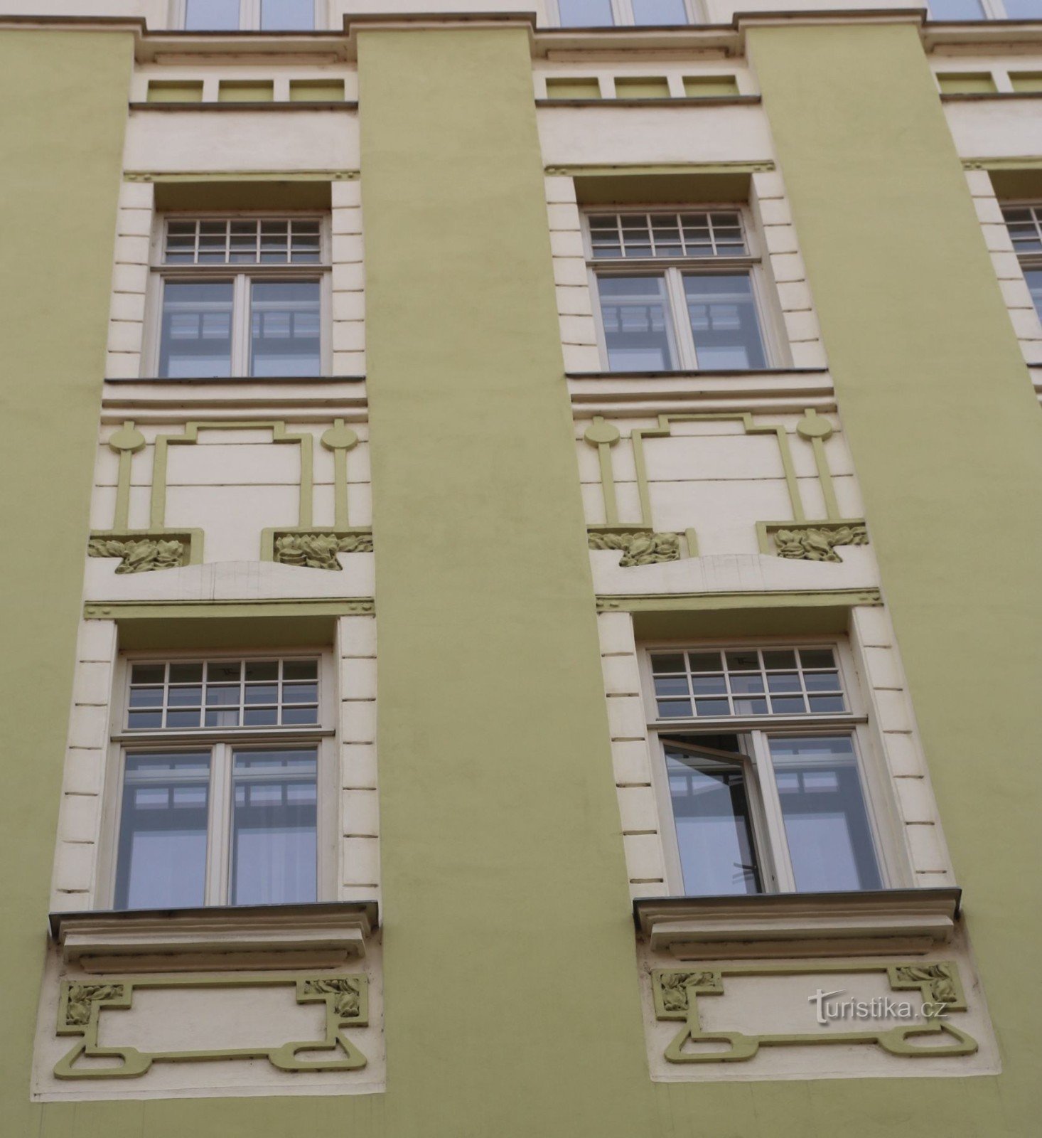 Detalje af husets facade med vinduer