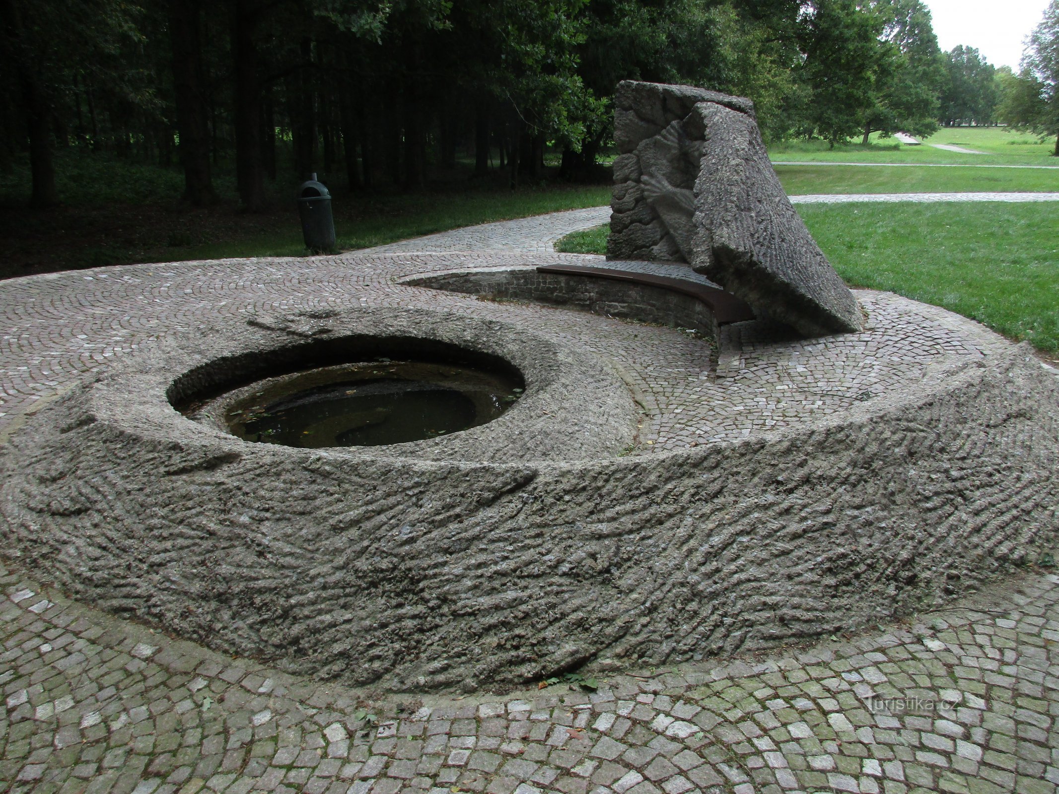 detail of the fountain in the middle of the reading room