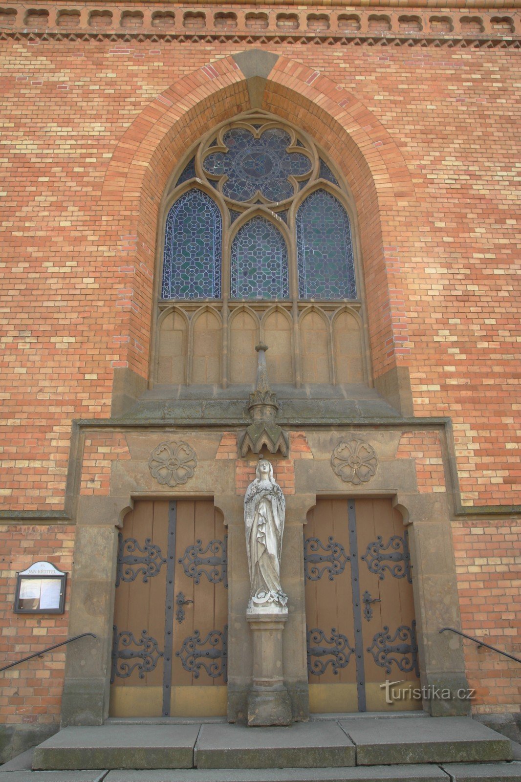 教会の正面玄関の詳細