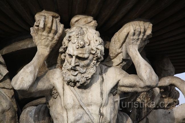 Detail einer der Statuen, die eine Schale trägt