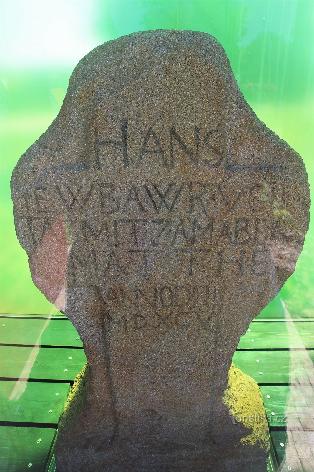 Detail eines Steinkreuzes