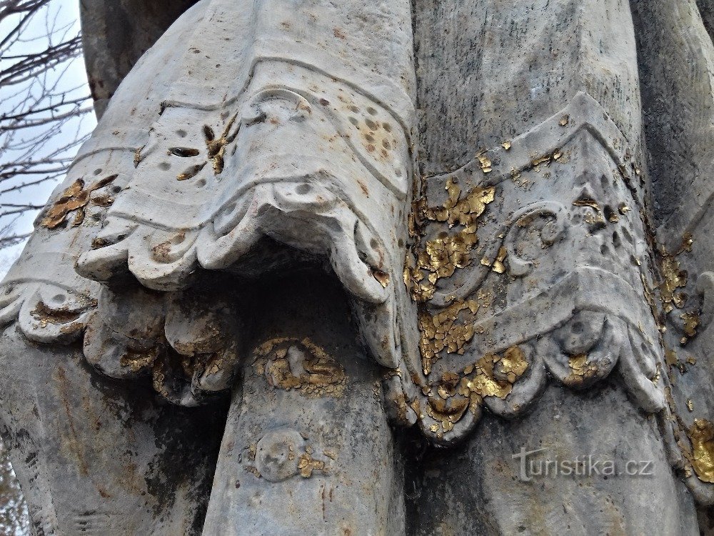 Detail der Spitzenborte am Gewand des Heiligen