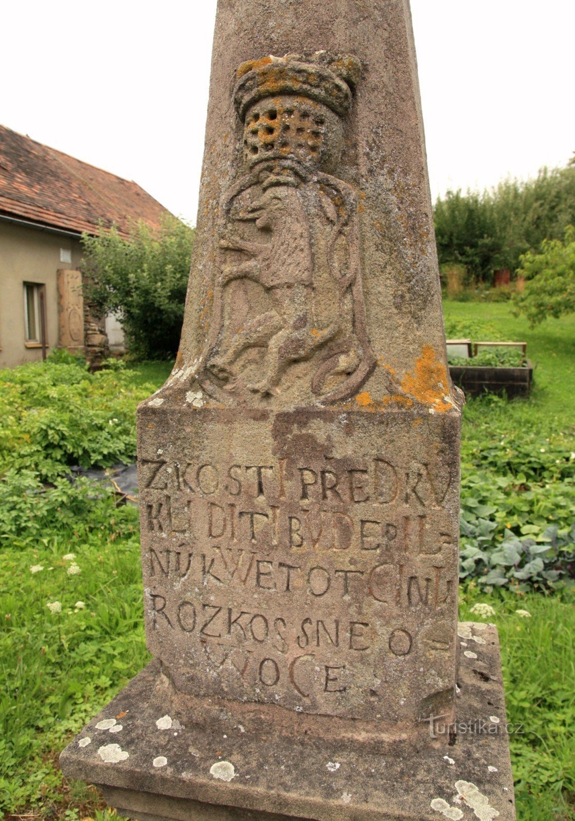 Particolare dell'iscrizione sull'obelisco