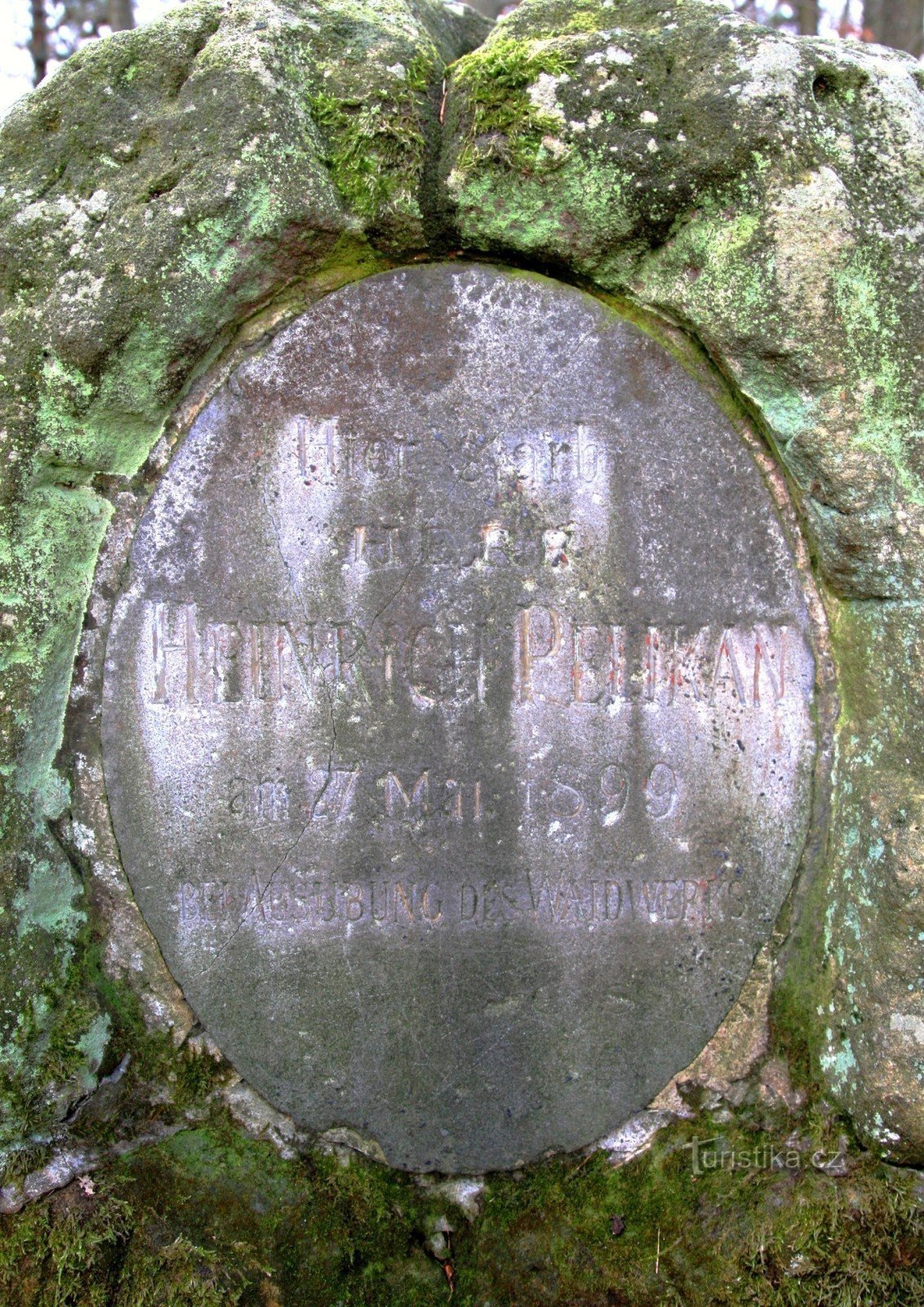 Detail van de inscriptie op het monument