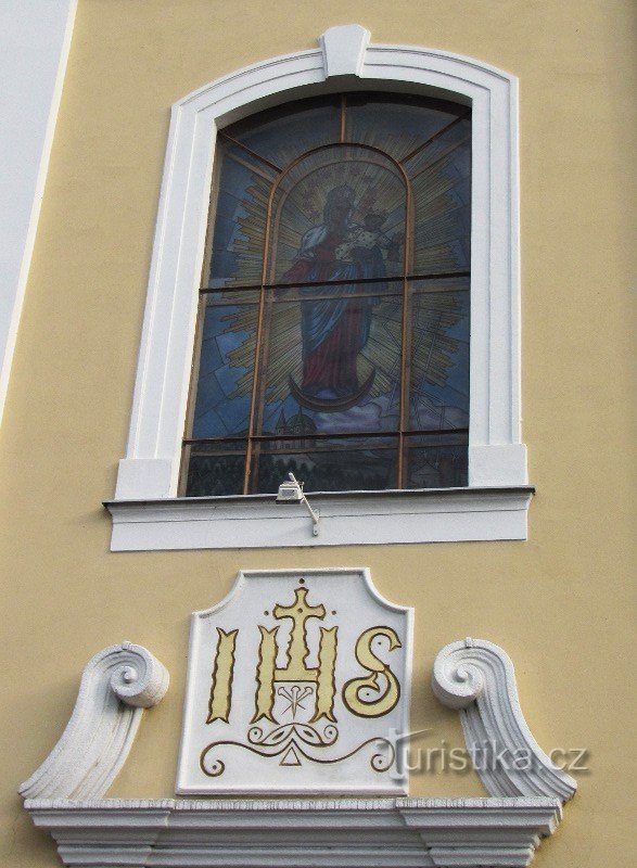 Détail de la décoration des fenêtres de l'église, Slušovice