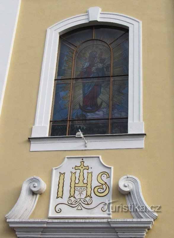 Detail der Fensterdekoration der Kirche Slušovice