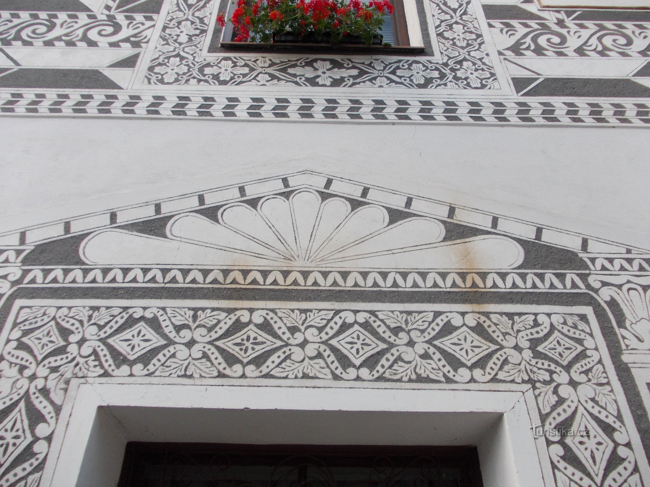 detail - ornament boven de ingang van het gebouw