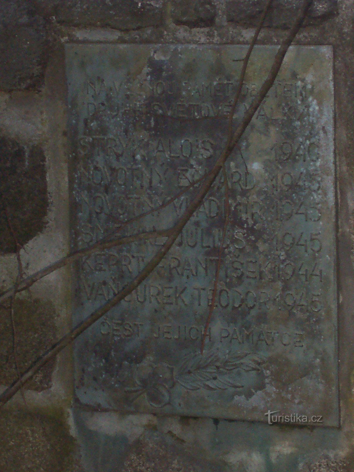 detail van het monument: gedenkplaat voor de 2e wereldoorlog