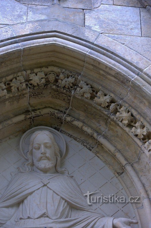 Yksityiskohta Pyhän Pietarin kirkon portaalista. Franciscus Assisilainen