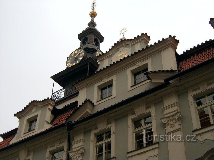 Detaliu al fațadei cu turnul