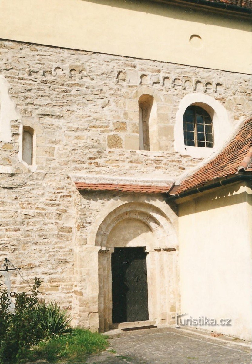 Detail des romanischen Eingangsteils