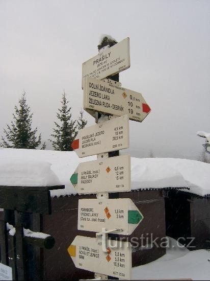 Pormenor da placa de sinalização: A aldeia de Prášily fica a cerca de 25 km da cidade de Sušice
