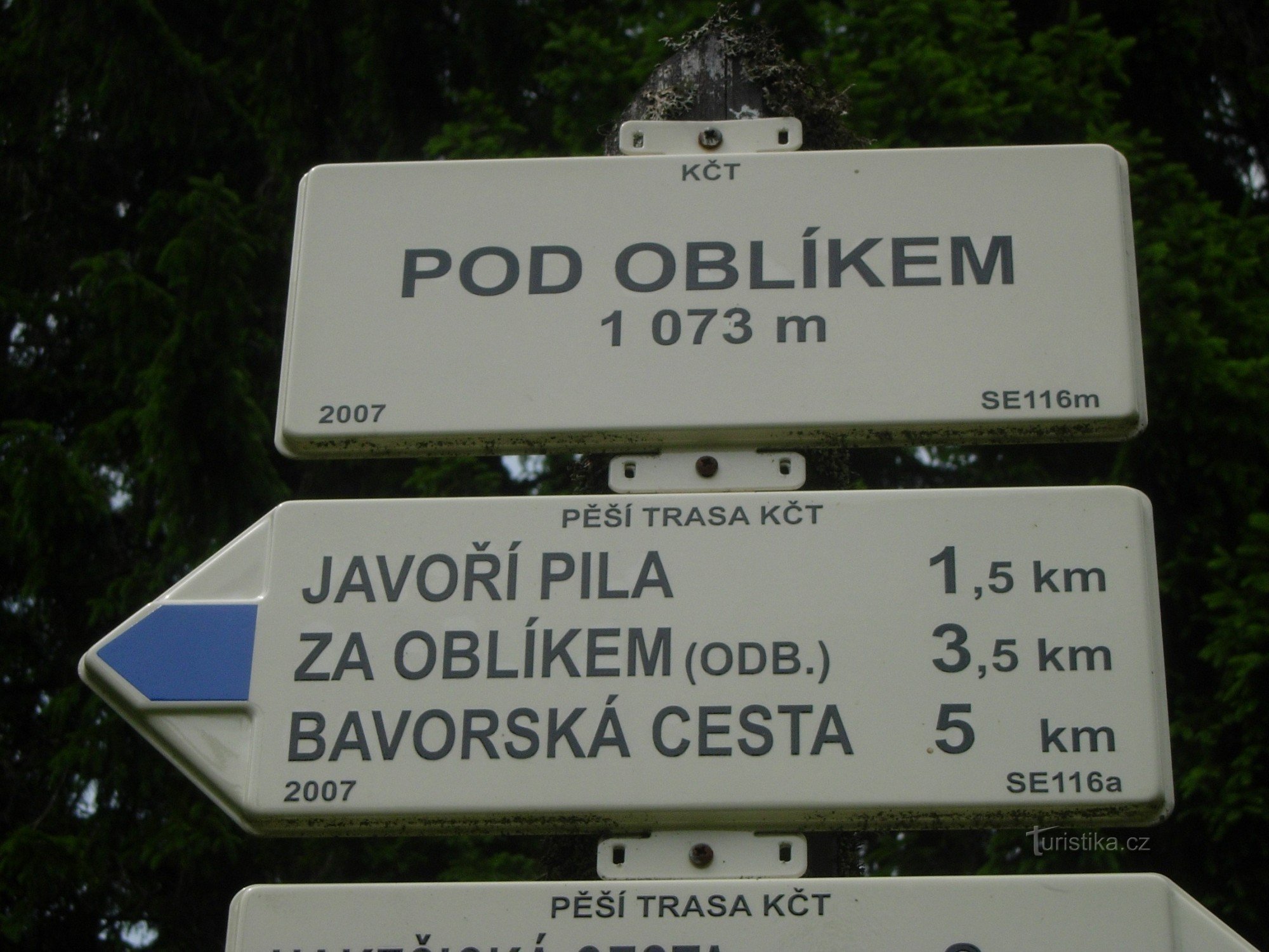Detail van de wegwijzer Pod Oblíkem