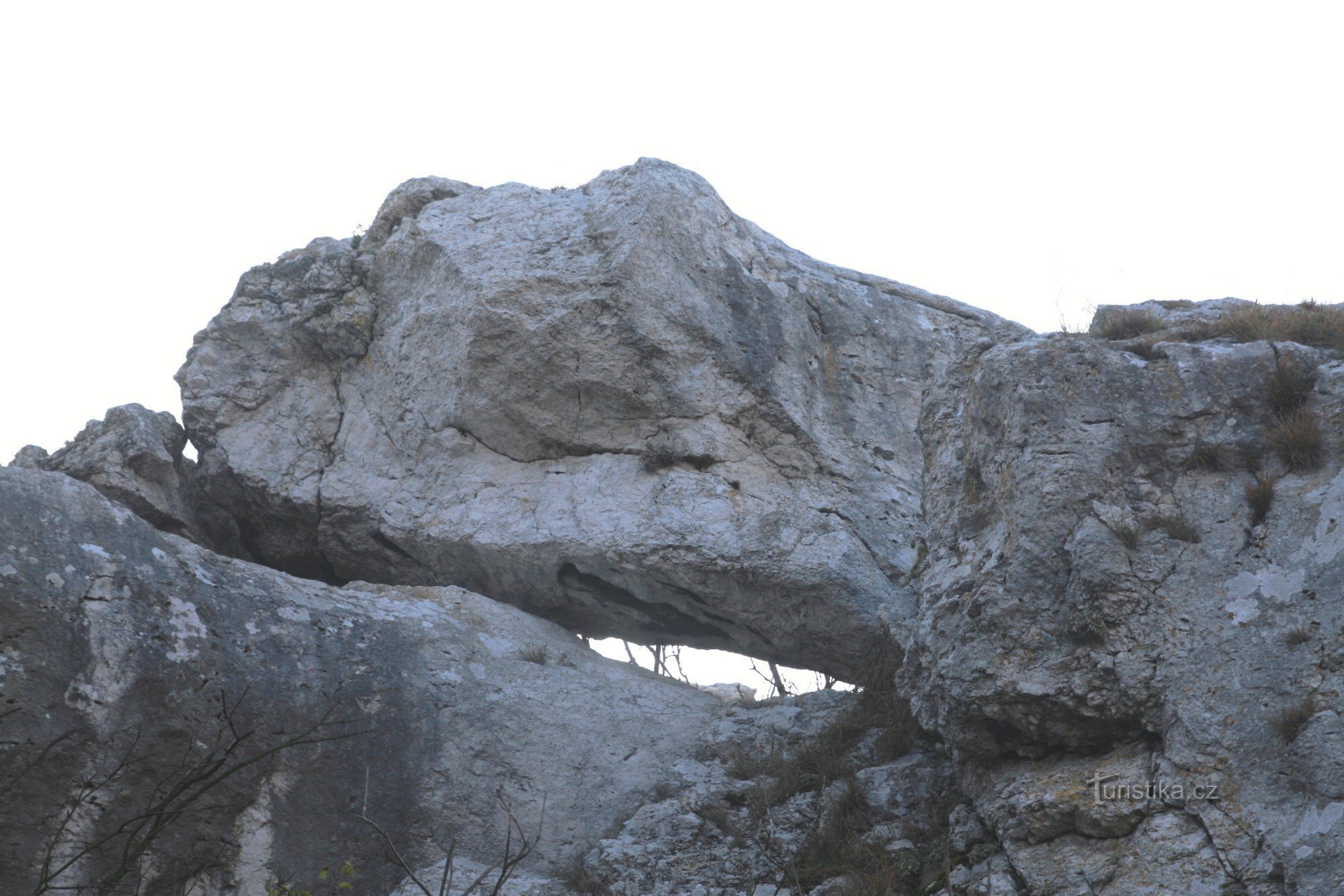 Detail van een rotsblok bovenop een rots