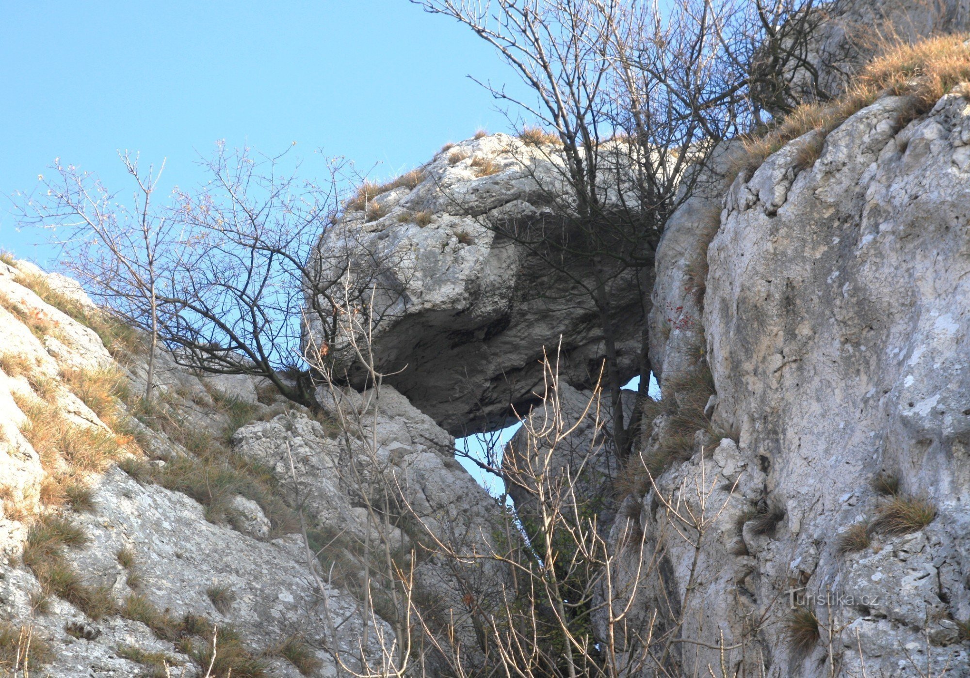 Detalhe do bloco de pedra acima da caverna