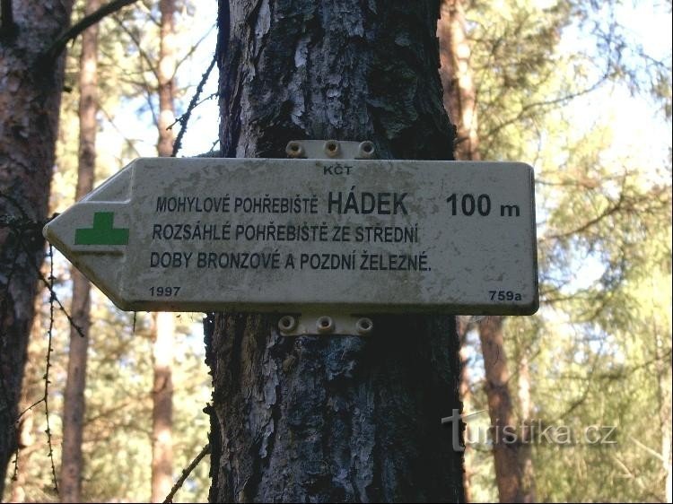 Detalhe da placa de sinalização: placa de sinalização para o cemitério do monte - às vezes também marcado Hádek