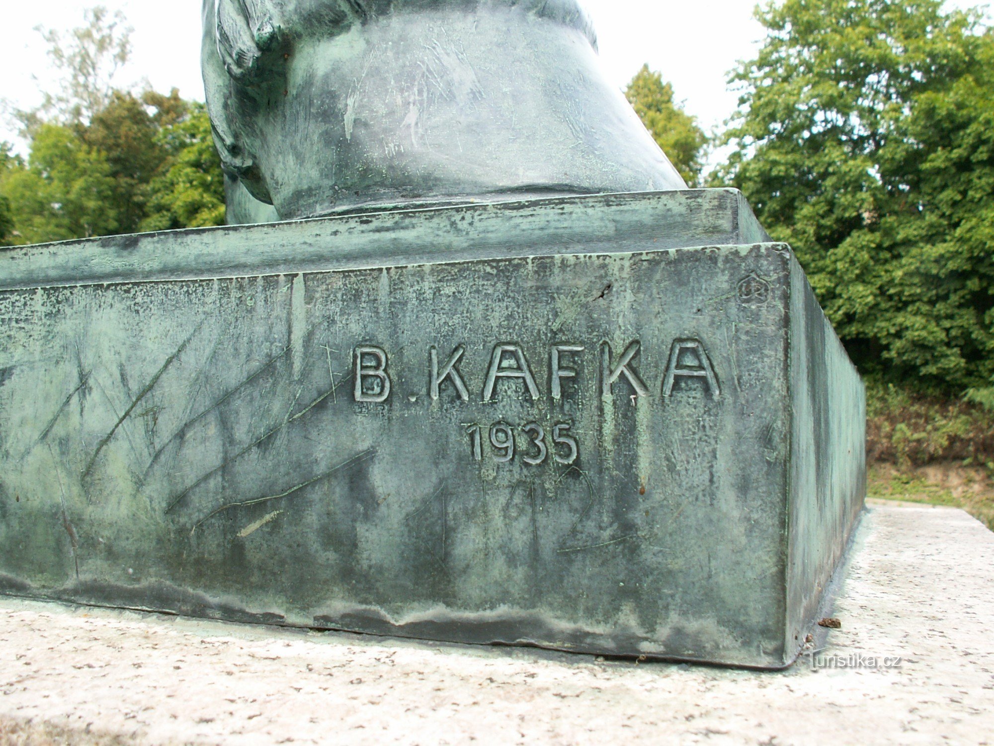 Detail der Statue mit dem Namen ihres Autors